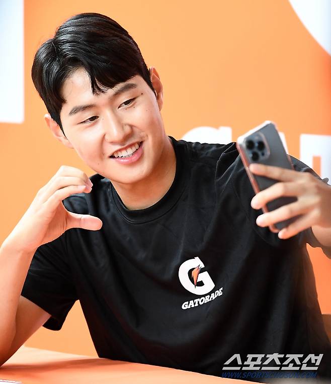 팬들에게 진심인 선수 이강인이 셀카를 찍으며 하트 포즈를 취하고 있다. 시흥=박재만 기자 pjm@sportschosun.com