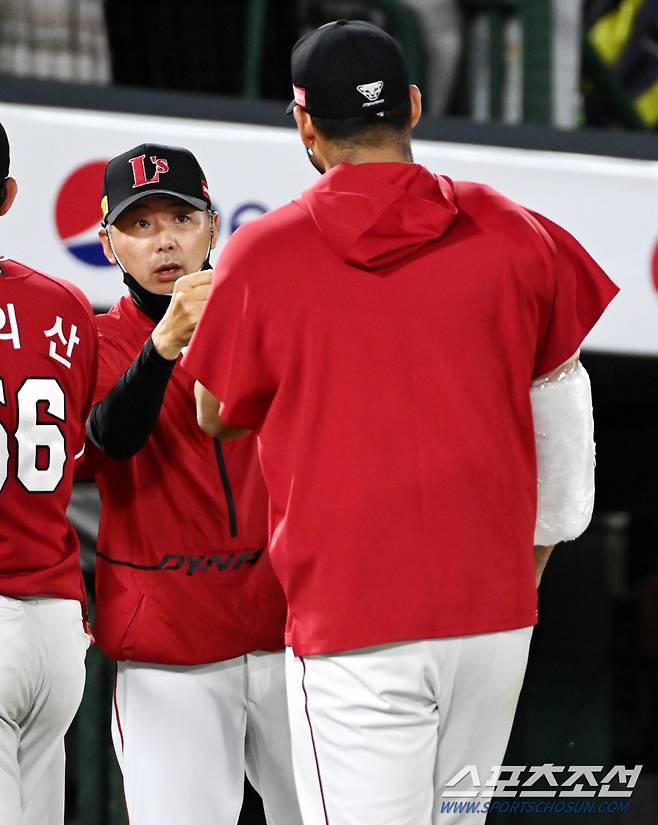 2022 KBO리그 SSG 랜더스와 롯데 자이언츠의 경기가 17일 부산 사직구장에서 열렸다. SSG가 6-2로 승리하며 2연승을 달렸다. 경기 종료 후 기쁨을 나누는 김원형 감독과 승리투수 폰트의 모습. 부산=허상욱 기자wook@sportschosun.com/2022.06.17/