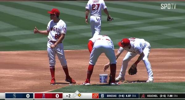 이글레시아스가 던진 껌을 다시 주워 상자에 담는 에인절스 야수진. ⓒ스포티비나우 중계화면 캡쳐