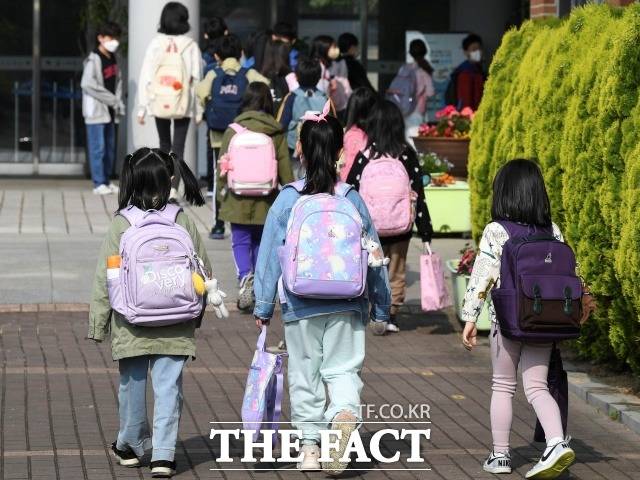 서울시교육청은 의류와 권장도서 구입에만 쓸 수 있었던 입학준비금 사용범위를 28일부터 확대 운영한다고 27일 밝혔다. 등교 중인 서울 광진구 광장초등학교 학생들./뉴시스