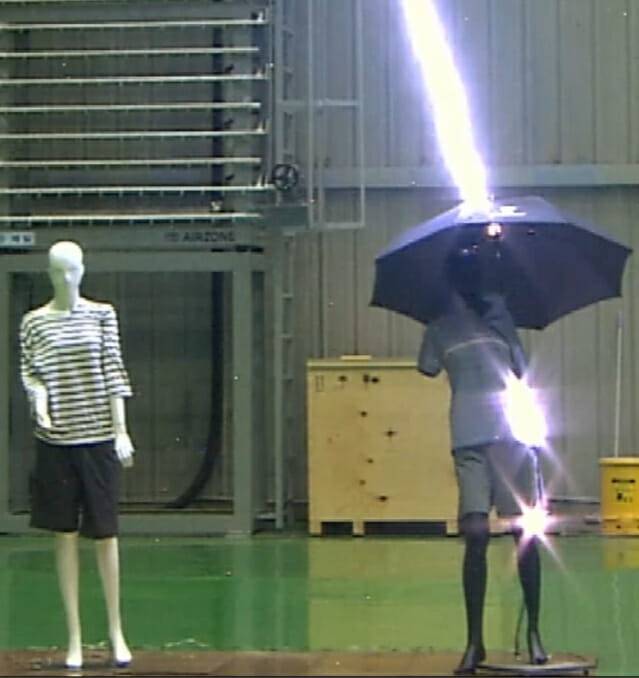 한국전기연구원 실험 결과, 높고 뾰족한 우산을 든 마네킹에게 인공 낙뢰가 e더 많이 떨어졌다. (자료=KERI)