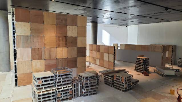 리움미술과 전시장 모듈 파티션 설치 작업(사진=삼성문화재단)