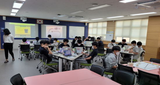 경북 구미시 형곡고등학교 미래형 컴퓨터교육실 모습.