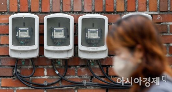 3분기 전기요금 연료비 조정단가 발표가 예정된 27일 서울 한 다세대주택에 전기 계량기가 설치돼 있다./강진형 기자aymsdream@