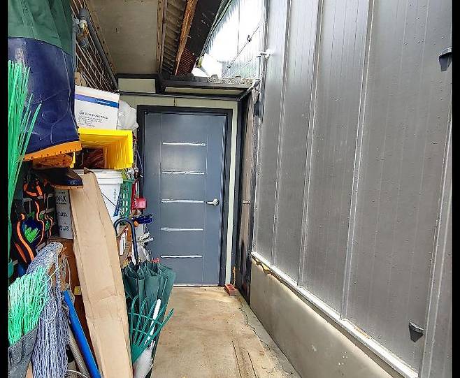 J 씨의 딸 자취방 현관