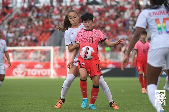 한국 여자축구 대표팀 지소연이 27일 캐나다 토론토 BMO 필드에서 열린 캐나다와의 평가전에서 상대 수비수와 볼 다툼을 하고 있다./뉴시스