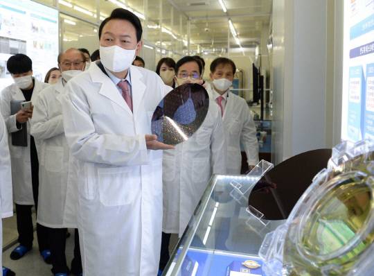 윤석열 대통령이 당선인 신분이었던 지난 4월 29일 대전 유성구 한국과학기술원(KAIST) 내 위치한 나노종합기술원을 방문해 반도체 클린룸 및 테스트 베드 현장을 시찰하고 있다. 사진=대전·충남 사진공동취재단