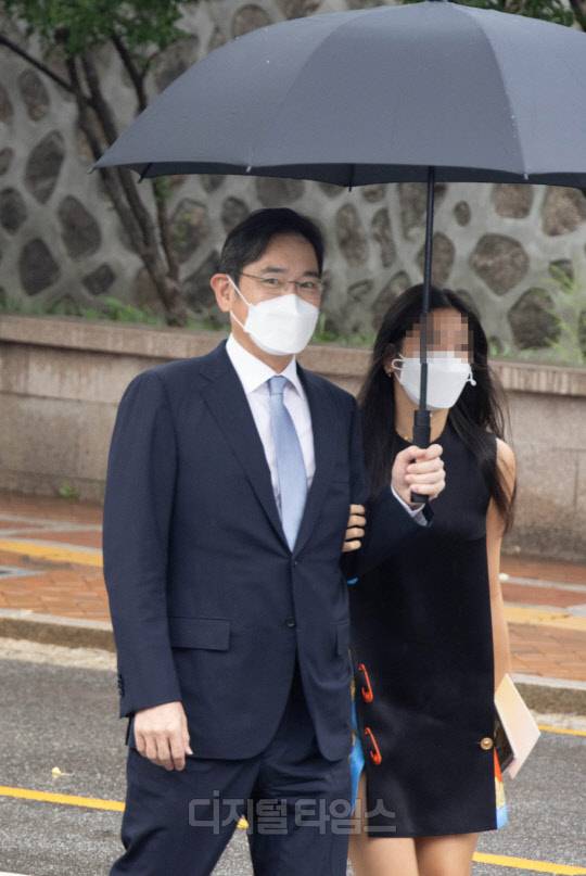 이재용(왼쪽) 삼성전자 부회장과 딸이 27일 정의선 현대자동차그룹 회장의 장녀 진희씨의 결혼식이 열리는 서울 중구 정동교회에 들어가고 있다. 박동욱 기자 fufus@