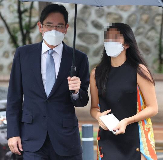 이재용 삼성전자 부회장이 27일 정의선 현대차그룹 회장 장녀 진희씨 결혼식이 열리는 서울 중구 정동교회로 딸과 함께 들어가고 있다.<연합뉴스>