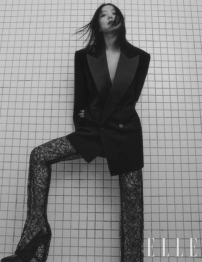 블랙 피크트 라펠 재킷과 레이스 팬츠, 펌프스는 모두 Saint Laurent by Anthony Vaccarello.