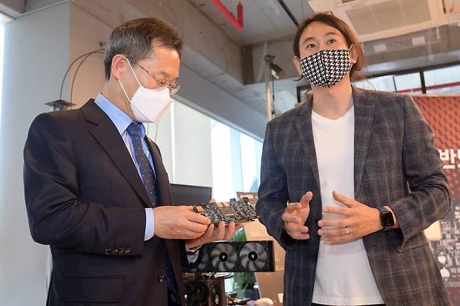 이종호 과기정통부 장관이 지난 5월 퓨리오사AI를 방문한 자리에서 AI 반도체를 살펴보고 있다.