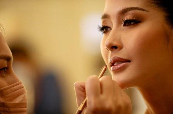 '2022 미스 인터내셔널 퀸 트랜스젠더' 대회에 태국 대표로 참가한 콴라다 룬그로잼파가 메이크업을 고치고 있다. /사진=로이터뉴스1