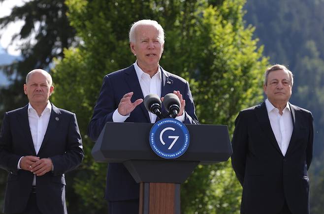 조 바이든 미국 대통령이 26일 독일 남부 엘마우성에서 열린 주요 7개국(G7) 정상회의에서 ‘글로벌 인프라·투자 파트너십’에 대해 발표하고 있다. 왼쪽은 올라프 숄츠 독일 총리, 오른쪽은 마리오 드라기 이탈리아 총리. EPA 연합뉴스
