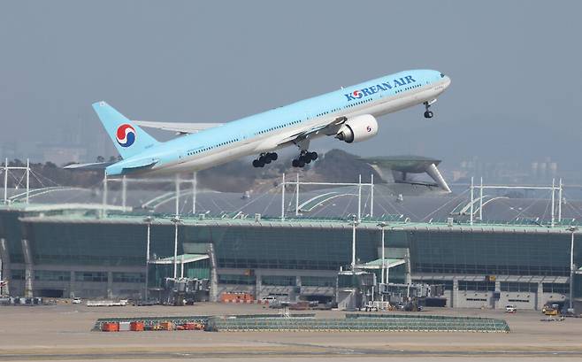 지난 4월11일 인천국제공항 활주로에서 항공기가 이륙하고 있다. 연합뉴스