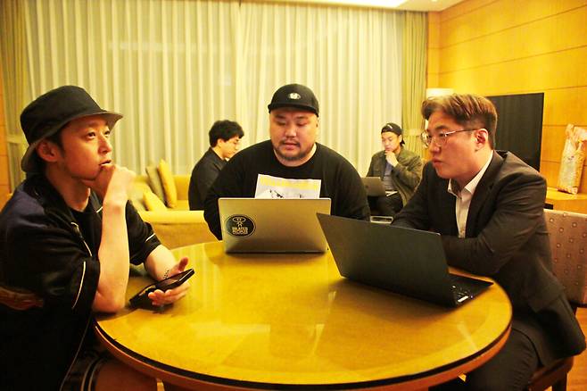 더콰이엇, 김봉현 저널리스트, 김광준 주치의가 23일 밤 서울 여의도의 한 사무실에서 축구국가대표팀 응원가 프로젝트 회의를 하고 있다. 정혁준 기자