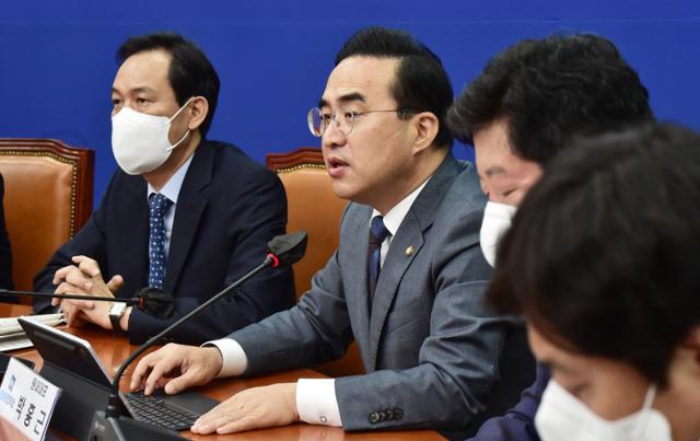 박홍근(왼쪽 두 번째) 더불어민주당 원내대표가 27일 오전 국회에서 열린 비상대책위원회의에서 발언하고 있다. 오대근 기자