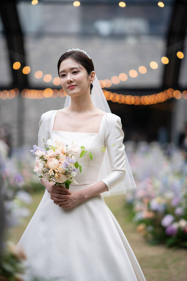 Actor Jang Na-ra gave a heartfelt thank you after a happy Wedding ceremony.Jang Na-ra posted a Wedding ceremony on the 26th at Bonneligaden in Seoul, receiving a hot celebration of family and acquaintances.Wedding ceremony of Jang Na-ra was held privately, with only parents and acquaintances invited to both families.On this day, Wedding ceremony was the best friend of Jang Na-ra, Park Kyung-lim, who led the society and led the scene to laughter.Jang Na-ra showed off her dazzling bride figure more than ever, with an elegant belaine wedding dress and a glowing tiara on her head.As the wedding march flowed out, Jang Na-ra took a step by step with his father, Actor Juhosung, and walked with the Virgin Road with his grooms hand.The guests applauded.Then, the worship of the church pastor who attended Jang Na-ra and the worship of Wedding ceremony were held.As a celebration, Actor Jung Yong-hwa, who co-worked in the big real estate, appeared and promised to go to the celebration if her sister married when she filmed big real estate.I kept my promise today. After saying, Love Light .The second celebration was Park Kyung-lim, along with Lee Soo-young, the best friend of Jang Na-ras 25 years, and Jang Na-ra sang a celebration at Wedding ceremony 13 years ago.I hope you two will write the language of love forever. He added a special meaning by singing You were born to be loved. Park Kyung-lim, who was in charge of the society, has excited Wedding ceremony with various witty missions.Jung Yong-hwa was asked to sing Goodbye to my sister and Lee Sang-yoon, who performed in VIP, three times to shout Goodbye to me and followed by the grooms long-lived three-chang, followed by the bride dance of Jang Na-ra after the parents of both families.Starting with the Wedding ceremony, Jang Na-ra expressed his joy to the guests with the greeting Thank you for coming to Wedding ceremony, and the guests added Cheering to Jang Na-ra, who was heading for a new flower road with enthusiastic cheers and applause.In the Cheering and blessings of many people, Jang Na-ra has happily completed the Wedding ceremony, Rawon said. I once again express my understanding of the part where separate filming or coverage was not possible to consider the spread of Corona 19 and the groom, a non-entertainer.I would like to ask Jang Na-ra, who starts the second act of life, for a lot of encouragement and Cheering in the future.iMBC  Photos Provide Lawon Culture