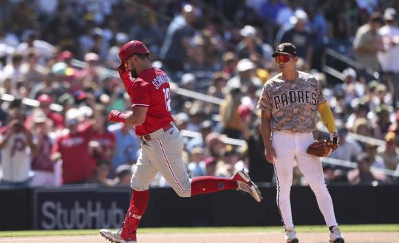 MLB 샌디에이고에서 뛰고 있는 김하성(오른쪽)은 27일(한국시간) 열린 필라델피아와 홈 경기에서 3타수 무안타 1볼넷을 기록했다. 7회초 역전 3점 홈런을 친 필라델리피아 카일 슈와버가 김하성을 지나쳐 3루 베이스를 돌고 있다. [사진=뉴시스]