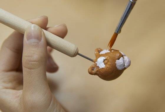 뜨거운 물에 넣어 단단하게 굳은 모형을 아크릴 물감으로 채색한다.