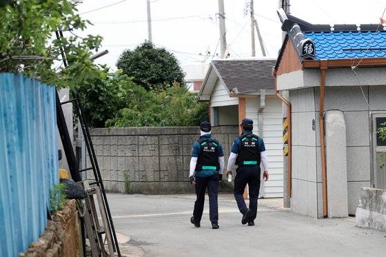 종된 조유나(10) 양의 가족을 찾기 위한 수사가 엿새째 이어진 27일 전남 완도군 신지면 송곡선착장에서 경찰이 조양의 아버지 휴대전화가 마지막으로 꺼진 송곡선착장 인근 마을을 수색하고 있다. 조양의 가족은 지난달 31일 이 인근에서 휴대전화가 꺼진 것을 마지막으로 행방이 묘연해 경찰이 수색 중이다. 연합뉴스