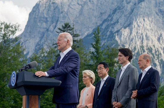 조 바이든 미국 대통령이 26일(현지시간) 독일에서 열린 G7 정상회의에서 '글로벌 인프라 투자 파트너십' 출범을 발표하고 있다. [AFP=연합뉴스]