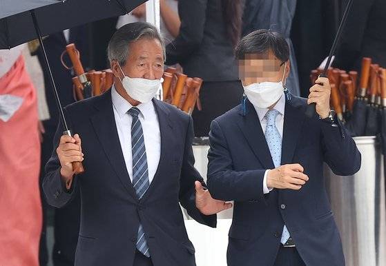 정몽준 아산재단 이사장이 27일 서울 중구 정동교회에서 열린 정의선 현대차그룹 회장 장녀 진희씨 결혼식이 끝난 뒤 교회 건물을 나서고 있다. [연합뉴스]