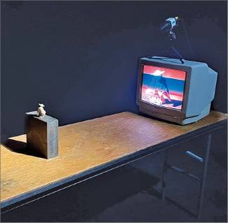 백남준의 ‘TV부처’를 오마주한 ‘TV요다’.