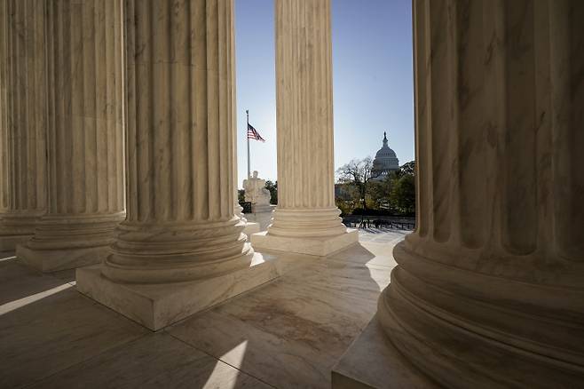 지난해 11월 미국 워싱턴 연방대법원의 석조 기둥 사이로 미 의회 건물이 보인다. AP연합뉴스
