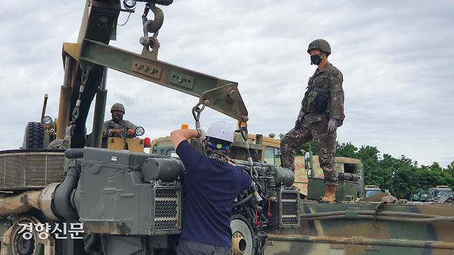 육군 제3군수지원여단 장병들이 지역분배소에서 장비를 정비하고 있다.                                                     사진제공 합동참모본부