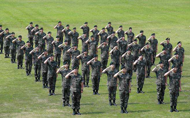 Conscripted soldiers salute after finishing basic military training at the 36th Infantry Division in Wonju, Gangwon Province, Wednesday. (Yonhap)