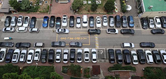 A parking lot at an apartment complex in Seoul is packed with cars. An increasing number of drivers have been using public transportation instead of private vehicles due to high oil prices. (Yonhap)