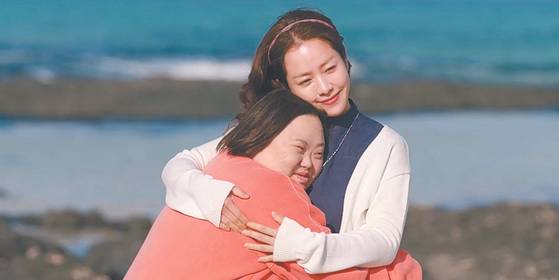 A scene from tvN drama series "Our Blues": Actor Jung Eun-hye, left, appears as Yeong-hee, Yeong-ok's older twin sister, portrayed by Han Ji-min [TVN]