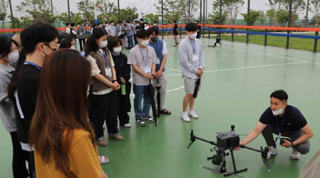 포스코건설이 오토데스크 코리아, 트림블솔루션즈 코리아, 한빛드론과 함께 '스마트컨스트럭션 아카데미'를 열어 인천대 · 인하대 학생 총 50명을 대상으로 상반기 교육을 실시했다. [사진 = 포스코건설]