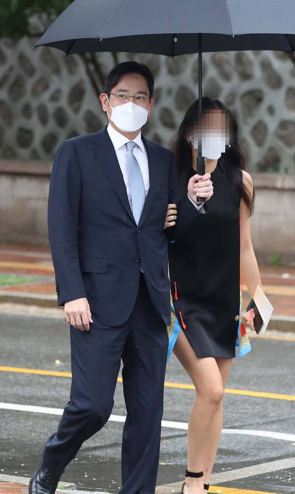 이재용 삼성전자 부회장이 27일 정의선 현대차그룹 회장 장녀 진희씨 결혼식이 열리는 서울 중구 정동교회로 딸과 함께 들어가고 있다.  [한주형 기자]