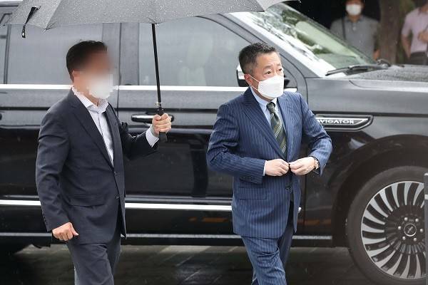 박정원 두산그룹 회장이 27일 서울 중구 정동교회에서 열린 정의선 현대차그룹 회장 장녀 진희씨 결혼식에 참석하고 있다. [한주형 기자]