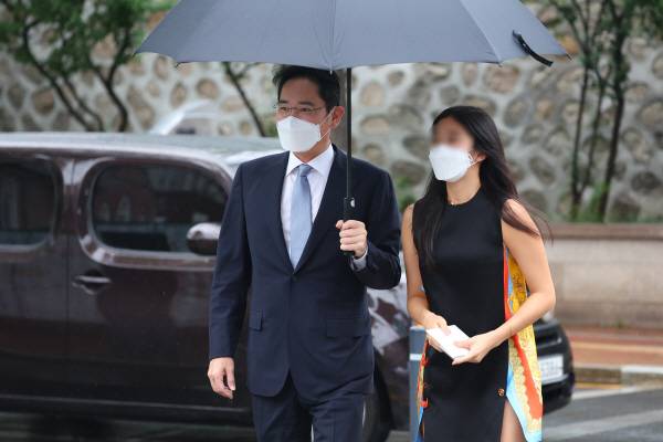 이재용 삼성전자 부회장이 27일 정의선 현대차그룹 회장 장녀 진희씨 결혼식이 열리는 서울 중구 정동교회로 딸과 함께 들어가고 있다. [사진 출처 = 연합뉴스]
