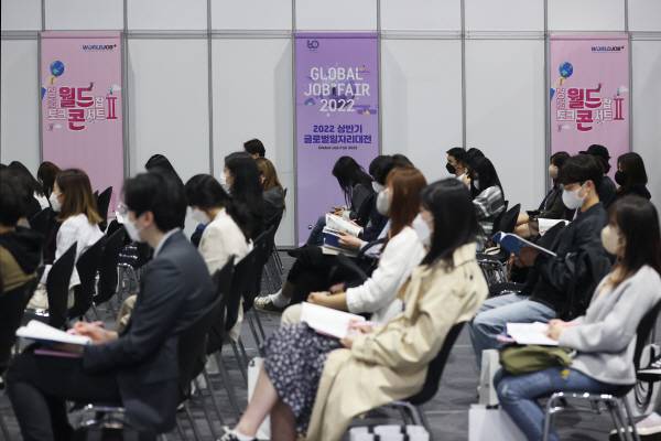 지난 4월 21일 서울 강남구 세텍(SETEC)에서 열린 '2022 상반기 글로벌일자리대전'에서 구직자들이 해외취업 진출전략 설명회를 듣고 있다. [사진 출처 = 연합뉴스]