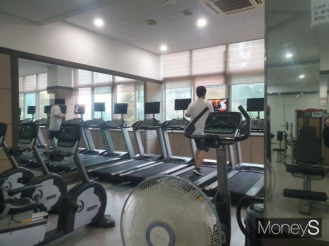 점심시간에 피트니스 센터에서 운동을 즐기는 사람들도 많았다. /사진=전은지 기자