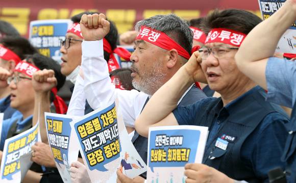 한국노총 김동명 위원장과 관계자들이 27일 오후 세종시 정부세종청사 고용노동부 앞에서 최저임금 제도 개악 분쇄 및 대폭인상을 위한 천막농성 돌입 기자회견을 갖고 있다. / 사진=뉴시스 강종민 기자
