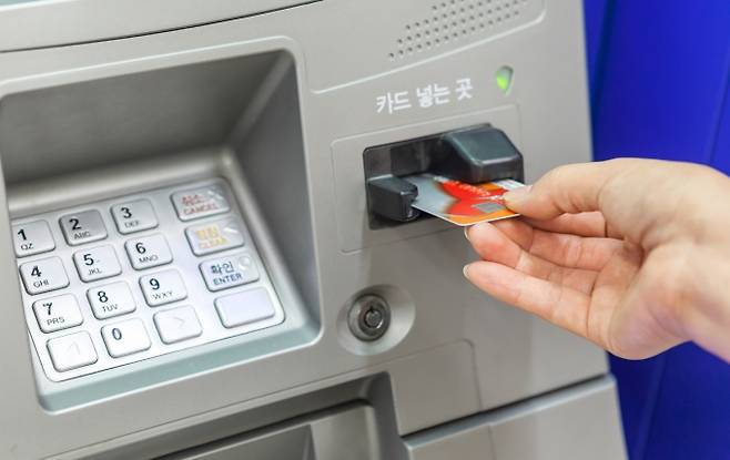 금융결제원은 14개 은행과 오는 7월1일 폰ATM 서비스를 중단키로 결정했다. 사진은 기사 내용과 무관함./사진=이미지투데이
