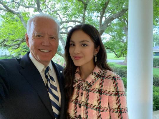 미국 연방 대법원의 낙태권 폐지 비판에 동참한 미국 유명 여가수 올리비아 로드리고가 지난해 7월 조 바이든 미국 대통령과 만나 기념사진을 촬영하고 있다. 올리비아 로드리고 트위터 캡처