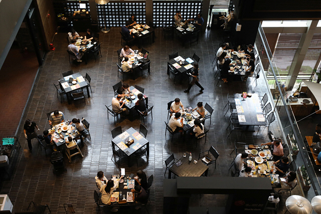 외식비 17% 상승 : 올해 1분기 4인 가구 기준 외식비 지출 금액이 1년 전보다 약 17% 상승한 것으로 집계된 가운데, 26일 서울 시내의 한 식당에서 시민들이 식사하고 있다. 뉴시스