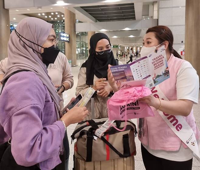 말레이시아,인도네시아 여행객들이 인천공항 환대센터 도우미의 안내를 받고 있다.