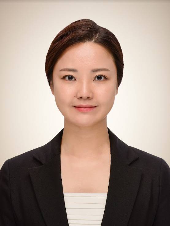 페로브스카이트 태양전지 효율 향상과 상용화 기반을 마련한 공로를 인정받아 최우수상을 수상한 김민진 한국에너지기술연구원 박사.[NST 제공]