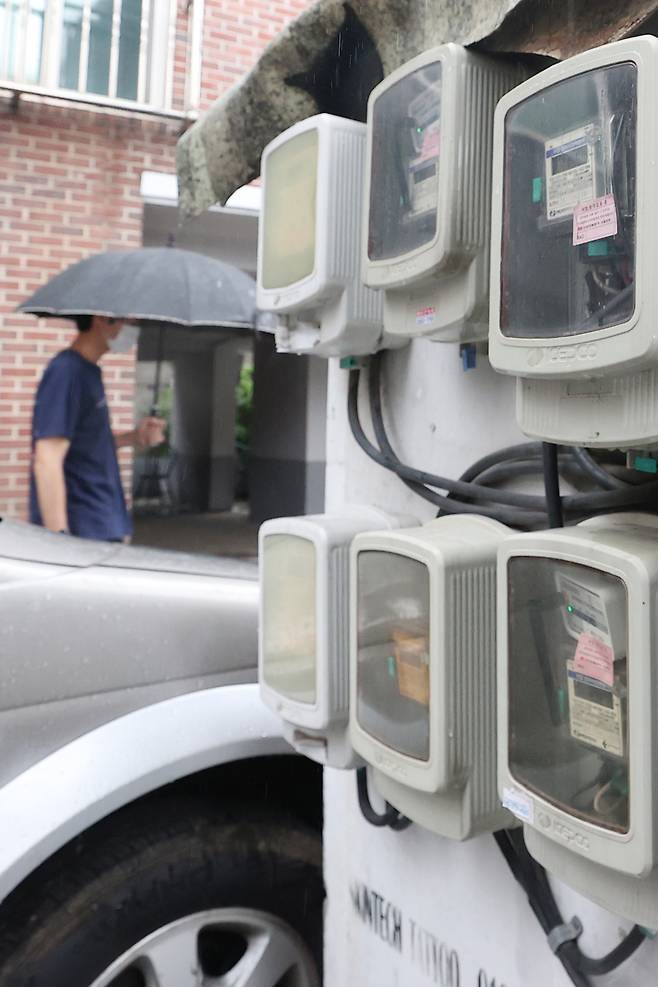 27일 오후 서울 시내 한 건물의 전기계량기. 산업통상자원부에 따르면 이날 오후 전기요금 연료비 조정단가 조정 내용이 발표될 예정이다. 전기요금은 기본요금·전력량요금·기후환경요금·연료비 조정요금 등으로 구성돼 있는데 분기마다 연료비 조정요금이 조정된다. 산업부는 지난 20일 3분기 연료비 조정단가 인상 여부 및 폭을 결정할 예정이었으나 검토가 길어지면서 발표 시점을 연기한 바 있다. 연합뉴스