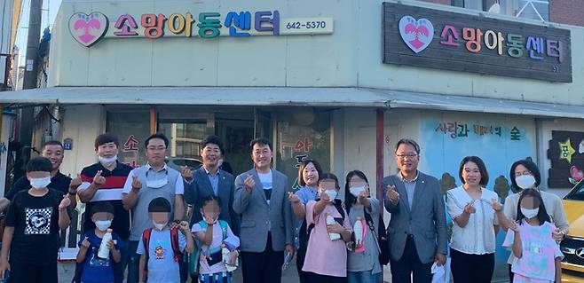 [강릉=뉴시스] 김경목 기자 = 16일 오후 박호균 국민의힘 강원도의원, 김용남·서정무 더불어민주당 강릉시의원들이 강릉시 내곡동 소망아동센터에서 김정옥 센터장, 김상열 운영위원장, 어린이들과 기념 사진을 촬영하고 있다. 김진용 국민의힘 강릉시의원은 일정 문제로 앞서 둘러봤다. (사진=강릉소망아동센터 제공) 2022.06.16. photo@newsis.com *재판매 및 DB 금지