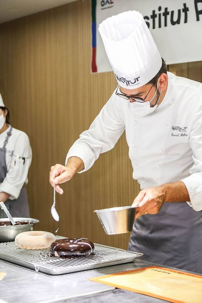 폴 보퀴즈 조리대 수석 패스트리 교수인 다비드 필렛 교수가 디저트 조리 시연 특강을 진행하고 있다.(사진=우송대학교 제공) *재판매 및 DB 금지