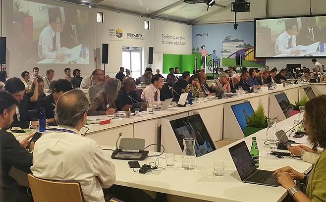 [대전=뉴시스] 조명휘 기자 = 이형종 대전시 국제관계대사가 26일(현지시간) 폴란드 카토비체에서 열리고 있는 세계도시포럼(WUF11)에 참석해 오는 10월 대전서 열리는 UCLG 세계총회에 전 세계 지방정부 대표단과 도시 관계자를 초청하는 연설을 하고 있다. (사진= 대전시 제공) 2022.06.27. photo@newsis.com *재판매 및 DB 금지