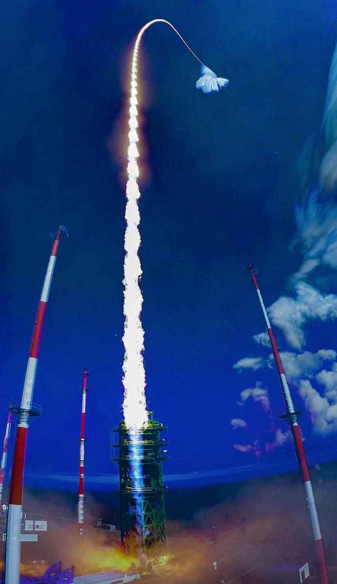 [고흥=뉴시스] 사진공동취재단 = 누리호가 발사대에서 우주로 향하는 비행의 궤적을 고속 연속 촬영한 250장의 사진을 모아 한 장의 사진으로 엮었다. 2022.06.21.