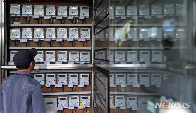 [서울=뉴시스] 추상철 기자 = 27일 오후 서울 시내 한 오피스텔에서 시민이 전기계량기를 살펴보고 있다. 2022.06.27. scchoo@newsis.com